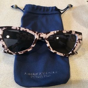 Non Brand animal print cat eyes looks Sunglasses.  No Case but can provide one.